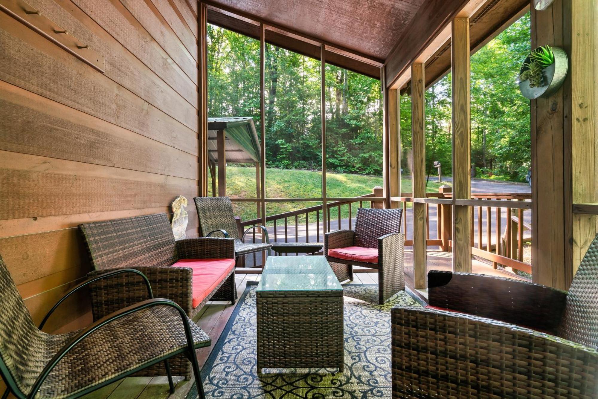 Peaceful Family Cabin With Hot Tub, Game Room, & More! Севьервилл Экстерьер фото